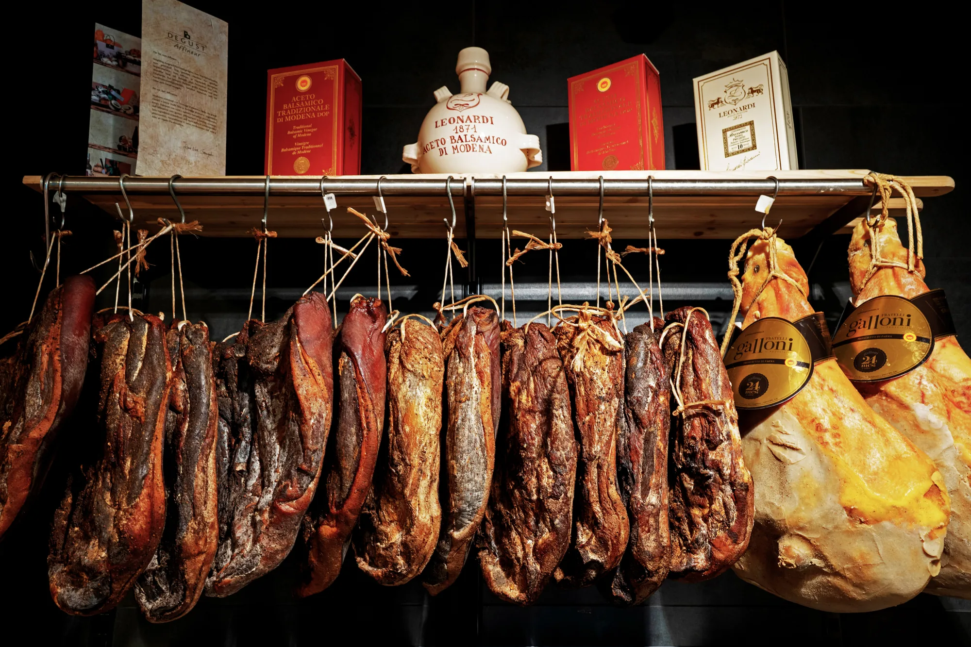 Regional specialties and South Tyrolean bacon at Senoner Sartëur