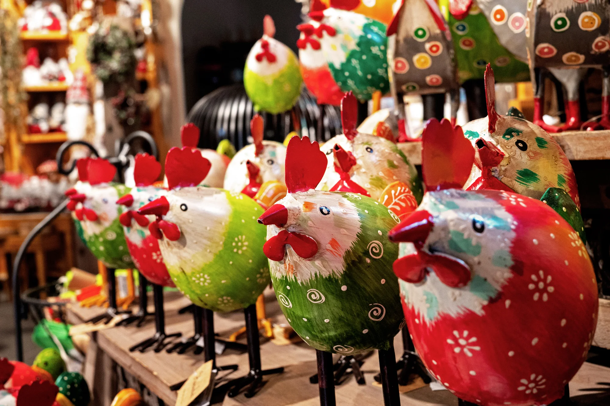 Hand-painted ceramic figures – Val Gardena craftsmanship
