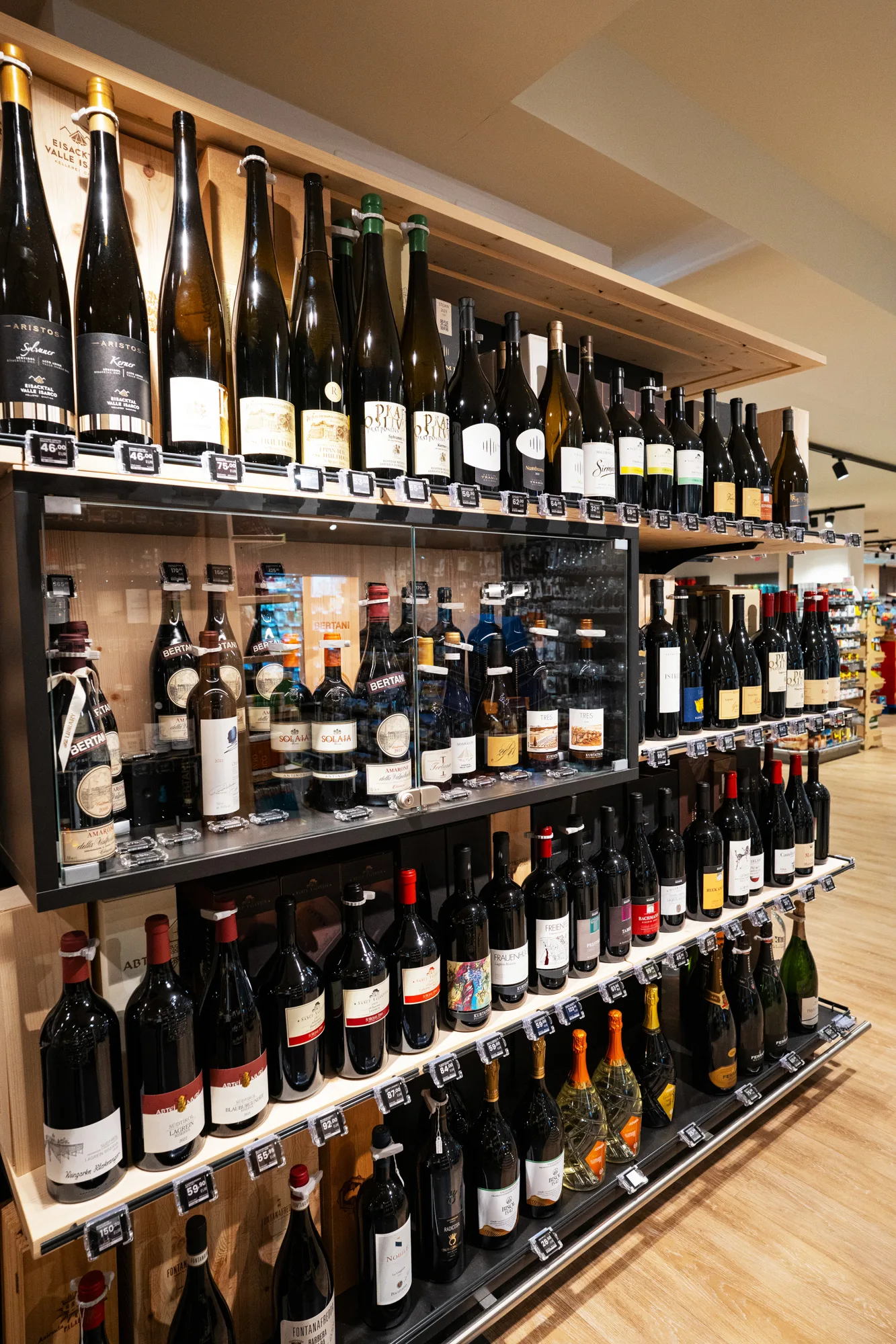 Premium wine wall in the Senoner Sartëur Enoteca