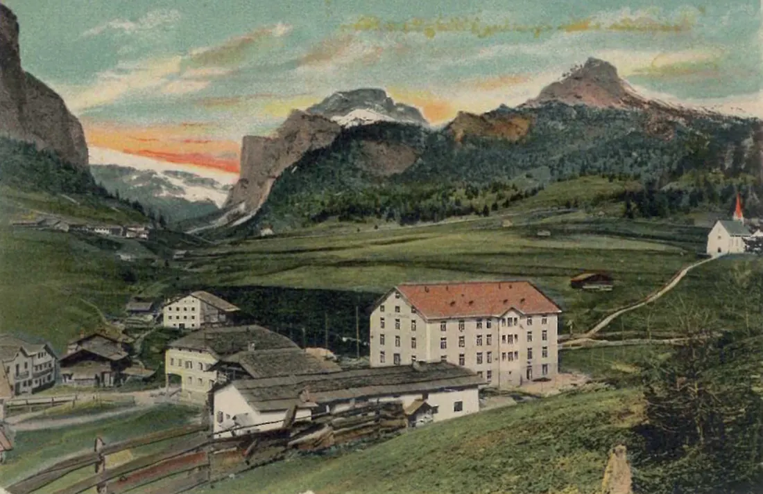 Selva village square with view of Casa Sarteur