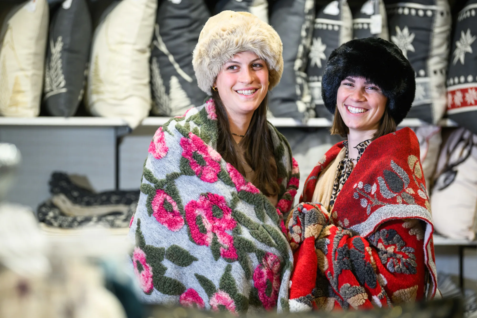 Alpine wool blankets and cushions from South Tyrolean weaving
